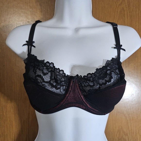 Frederick's of Hollywood Black and Red Lace Balconette Bra With Removable Pads - Picture 1 of 16